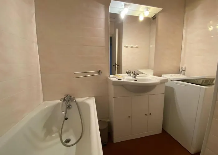 Apartament T3 Climatise Avec 6 Couchages, Terrasse Et Parking A 300m Des Commerces - Fr-1-81-490 *